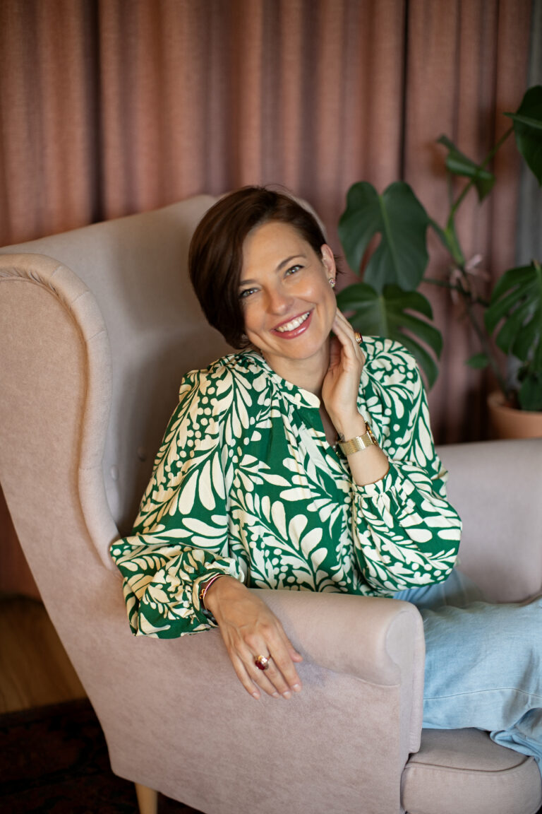 Paula Dobrowolska w gabinecie, portret promujący praktykę powrotu do siebie.